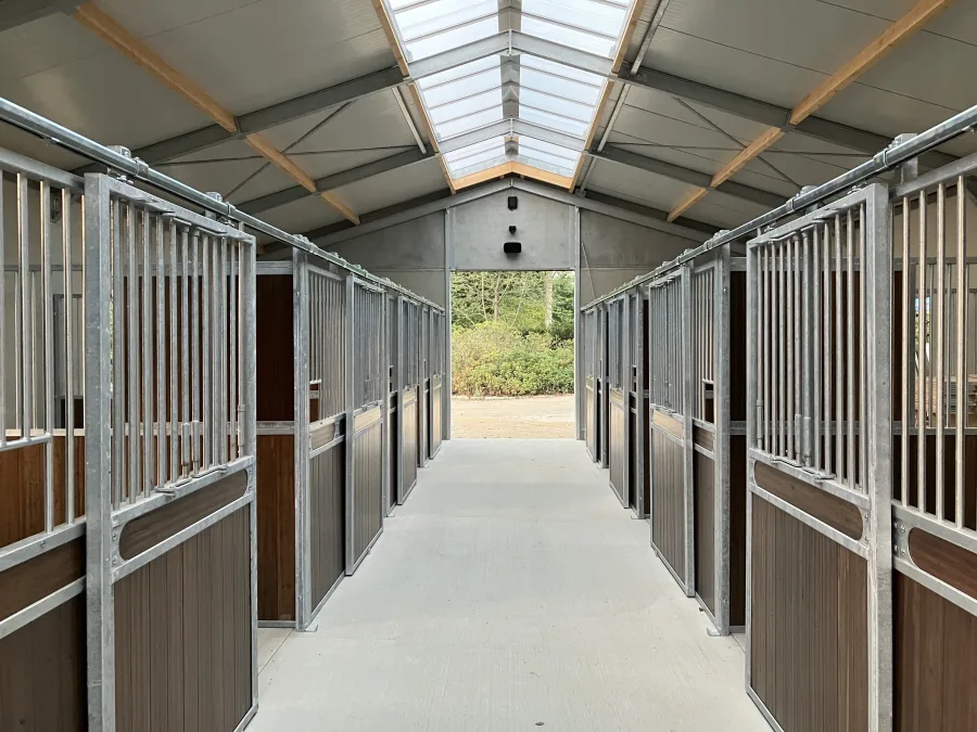 Rijhallen en paardenstallen